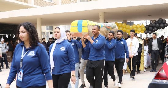 طلاب آداب الإسكندرية يجسدون موكب المومياوات فى فعالية "الفراعنة"
