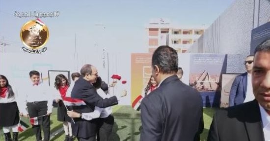 الرئيس السيسي يستجيب لطفل طلب مصافحته فى المنيا