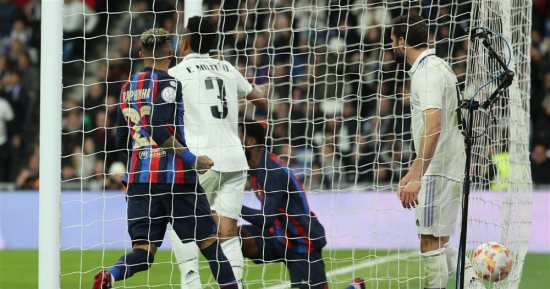 كلاسيكو ناري بين برشلونة وريال مدريد الليلة لحسم صراع الدوري الإسباني.. فوز البارسا يوسع الفارق لـ12 نقطة وانتصار الريال يبقى على آماله فى المنافسة.. بنزيما وفينسيوس يقودان الملكى فى مواجهة ليفا ورافينيا