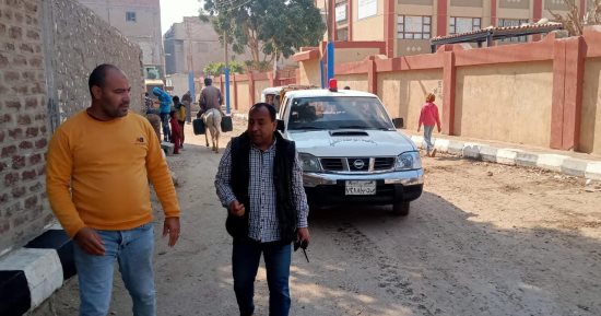 تجميل محيط مشروعات "حياة كريمة" ورفع 40 طن مخلفات في أبومناع غرب بقنا