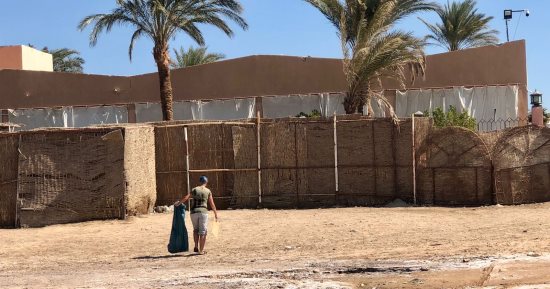سائحون يشاركون فى حملة نظافة لشواطئ المركز السياحى الشمالى بسفاجا.. صور
