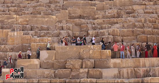 وزير السياحة والآثار يعلن اكتشاف ممر طوله 9 أمتار داخل هرم خوفو