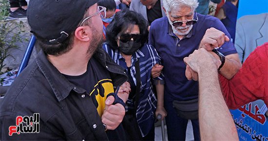 أشرف زكى يفوز بمقعد نقيب الممثلين.. أحمد بدير ونهال عنبر وإيهاب فهمى وعفاف رشاد يفوزون بعضوية المجلس.. ظهور إسعاد يونس بالعكاز.. ويحيى الفخرانى والسقا ولبلبة وأمير كرارة وهانى سلامة وبسمة يدلون بأصواتهم.. صور