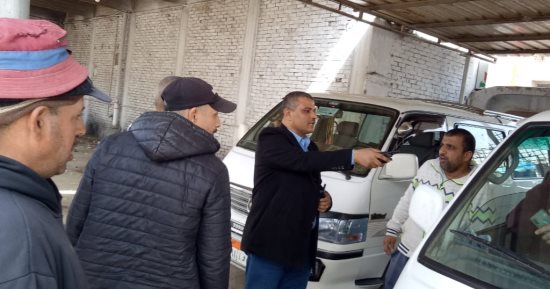رئيس مدينة أشمون يقود حملة على مواقف السيارات لضبط تعريفة الركوب.. صور