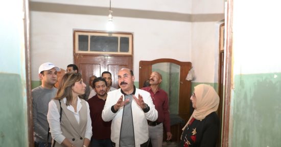 وزيرة الثقافة خلال زيارة منزل العقاد: رئيس الوزراء وجه بترميمه