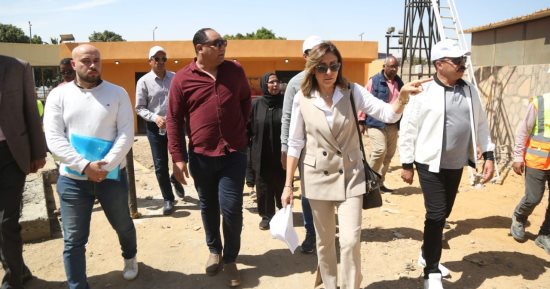 وزيرة الثقافة تتفقد مسرح فوزى فوزى بأسوان وتوجه باستحداث منافذ لبيع الكتب