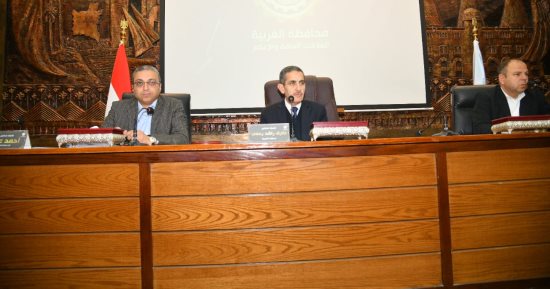 محافظ الغربية يناقش معدلات تنفيذ مشروعات الرصف والخطة الاستثمارية
