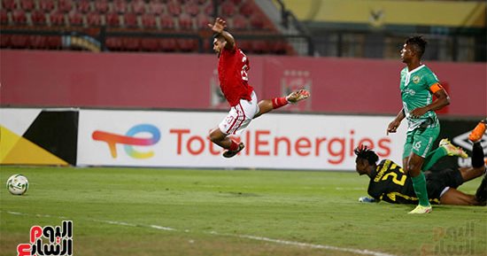 75 دقيقة.. الأهلي يبحث عن الهدف الثالث والقطن يسعى لإحراز الأول
