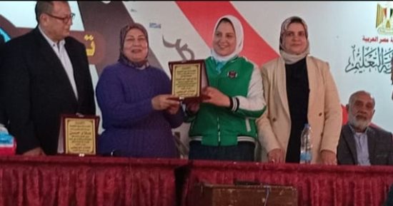 محافظ كفر الشيخ يشيد بأمانة معلمة لإعادتها مقتنيات بـ350 ألف جنيه ويعد بتكريمها