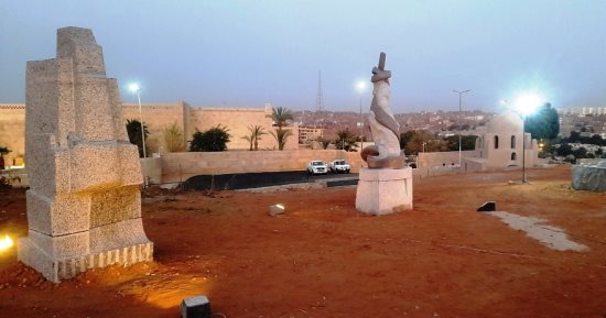 إسدال الستار على الدورة 27 لفعاليات سمبوزيوم أسوان الدولى لفن النحت.. 17 عملا فنيا لمبدعى مصر والعالم.. بيدرو إسبانى ترك دراسة الهندسة وتفرغ للعمل الفنى.. المصريون يشاركون بأعمال تدعم المرأة وتحارب التنمر.. صور