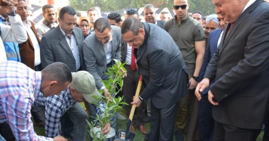 وزير التنمية المحلية ومحافظ قنا يغرسان شجرة بقرية خزام ضمن مبادرة الرئيس..صور