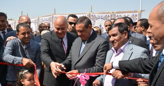وزير التنمية المحلية ومحافظ قنا يفتتحان محطة صرف صحي نقادة.. صور