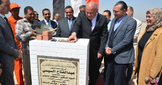 وزير التنمية المحلية ومحافظ قنا يضعان حجر أساس المنطقة الحرفية بالترامسة