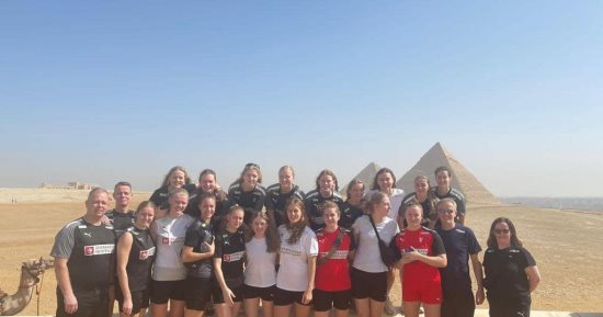 منتخب ناشئات "يد" الدنمارك يزور الأهرامات.. صور
