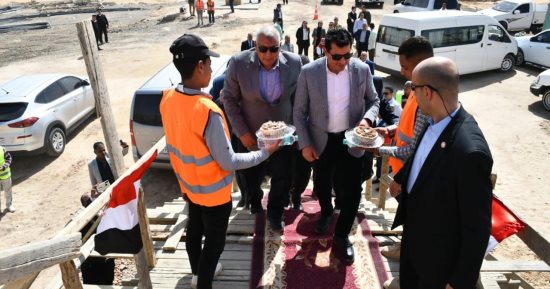 وزير الشباب والرياضة ومحافظ الوادي الجديد يضعان حجر الأساس لإنشاء مضمار الهجن والفروسية الدولي