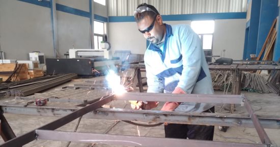 القوى العاملة تستعرض قصص نجاح خريجى مركز التدريب المهنى فى قنا.. صور