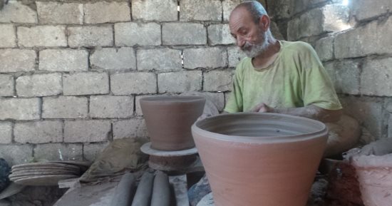 "الغرورى" قلعة صناعة الفخار بالفيوم.. أجيال توارثتها وعمر المهنة تخطى مئات السنين..أعمارهم تخطت الـ60 وما زالت أيديهم تمسك الطين وأرجلهم تحرك دواليب الفخار.. والتنمية المحلية تروج لمنتجاتهم عبر"أيادى مصر".. صور