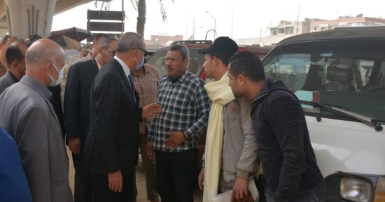 محافظ القليوبية يجرى جولة بمواقف السيارات.. ويؤكد: لا زيادة فى تعريفة الركوب