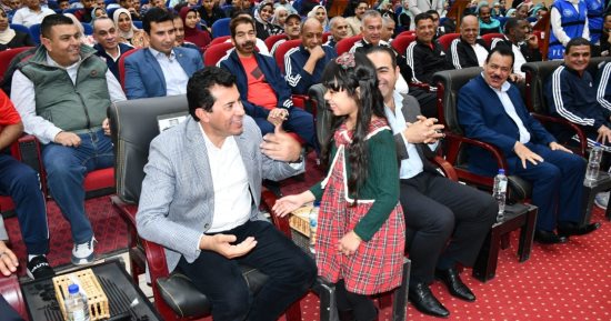 ضمن برنامج زيارته للمحافظة.. د. أشرف صبحي يعقد لقاءً حوارياً موسعاً مع شباب وفتيات الوادي الجديد