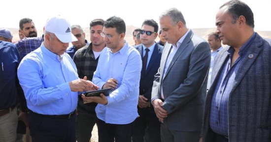 محافظ سوهاج ووزير النقل يتفقدان مسار القطار الكهربائى السريع
