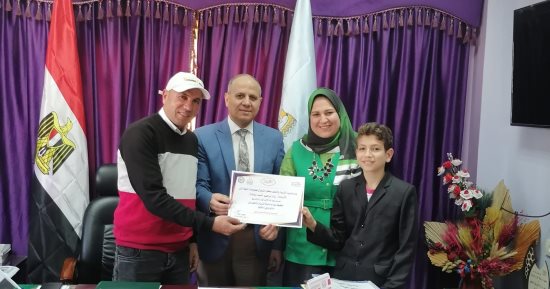 وكيل تعليم كفر الشيخ يكرم معلمة أعادت مقتنيات بـ 350 ألف جنيه ورفضها المكافأة