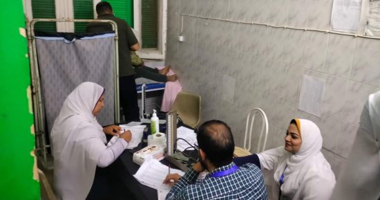 قافلة جامعة المنصورة الطبية "جسور الخير" تبدأ أعمالها بمستشفى الداخلة العام.. صور