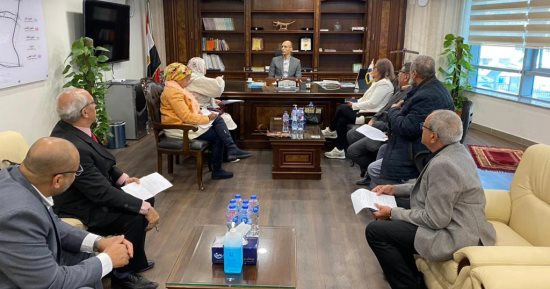 رئيس جهاز "القاهرة الجديدة" يلتقى عدداً من سكان حى اللوتس للاستماع إلى شكاواهم 