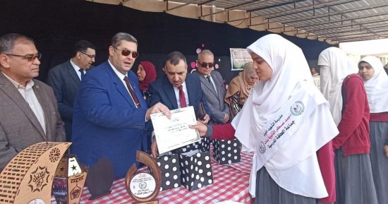 "تعليم شمال سيناء" تكرم الطالبات المتميزات فى الأنشطة المدرسية.. صور
