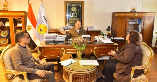 محافظ أسيوط يناقش الموقف التنفيذى لخطة الرصف وأعمال متابعة صيانة الطرق