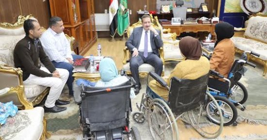 محافظ المنوفية يسلم مساعدات مالية ومواد غذائية وبطاطين لحالات إنسانية