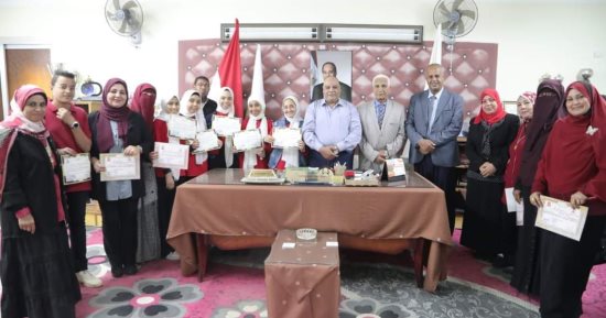 وكيل تعليم الوادي الجديد يكرم أوائل الجمهورية فى مسابقات البرلمان والإذاعة المدرسية