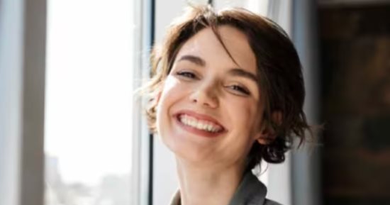 سمعت عن الاكتئاب المبتسم؟ اعرف علاماته وكيف تكتشفه وتساعد من يعانيه