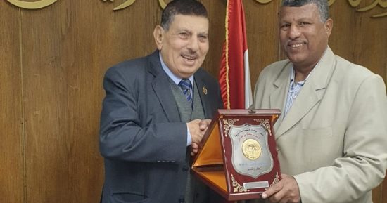 "اتحاد التعاونيات" يكرم رئيس اللجنة النقابية للعاملين بهيئة النظافة والتجميل بالجيزة