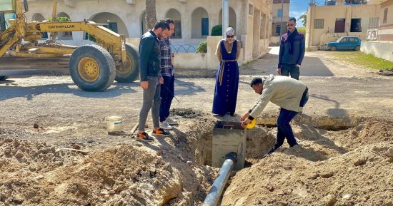 رصف الطرق وتركيب خطوط تصريف المياه وتطوير مصيف بلطيم 