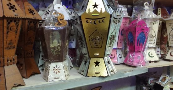 الصدف أحدث ابتكارات الدمايطة لصناعة الفانوس الخشبى فى رمضان.. صور