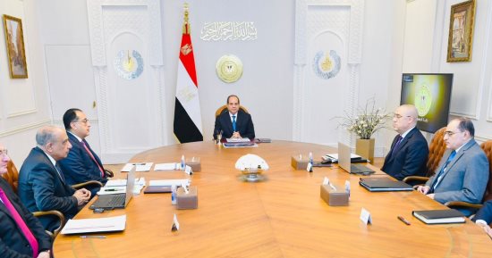 الرئيس السيسى يتابع الخطط الجارى تنفيذها لتحديث وتطوير قطاع الصناعات النسيجية فى مصر.. ويؤكد أهمية الاستفادة المثلى من الأصول المملوكة للدولة ومواكبة التطورات العالمية فى مجالات الصناعة والتسويق والإدارة