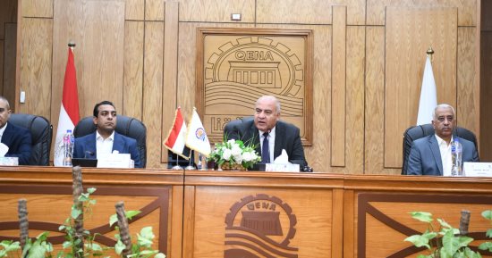محافظ قنا يشدد على إزالة التعديات على الأراضى الزراعية والاهتمام بملف النظافة