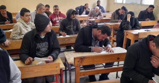 طلاب جامعة الإسكندرية يمحون أمية 1924 فردًا فى 6 أشهر.. القضاء على الأمية فى قرى حياة كريمة لتنمية قدرات الأهالى بالتعاون مع هيئة تعليم الكبار.. وامتحانات أهالى العامرية تنعقد بمدرسة الحسن بن الهيثم