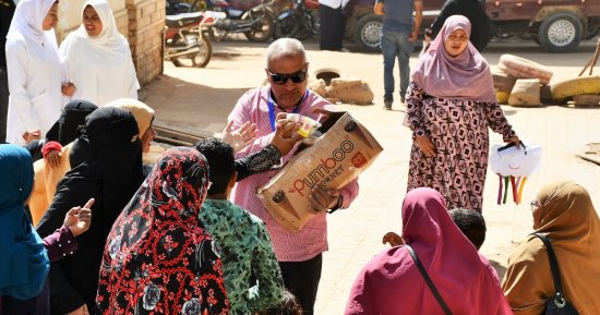 إقبال كثيف من أهالى مدينة الداخلة على قافلة جامعة المنصورة "جسور الخير 18"