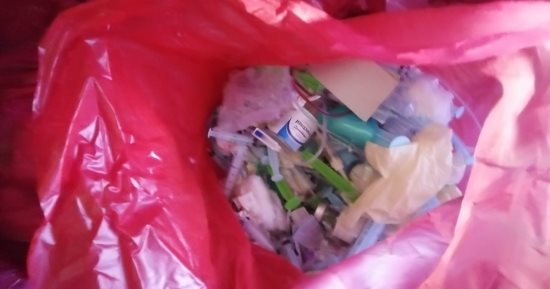 محافظ الدقهلية يوجه بتسليم قائد سيارة ألقى نفايات طبية على الطريق للشرطة