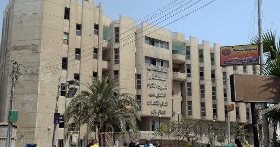 نقل جثمان السيدة المقتولة على يد زوجها إلى مشرحة مستشفى شبين الكوم التعليمى