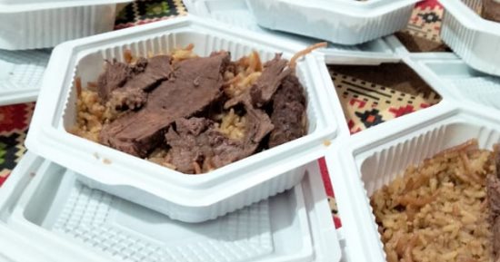 "مطبخ الخير".. شيف بطنطا يعد وجبات طعام لغير القادرين صدقة عن مرض والدته.. صور