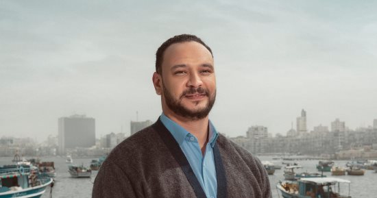 طرح بوستر للفنان أحمد خالد صالح من مسلسل "تحت الوصاية"