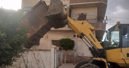 إصلاح أعطال أعمدة الإنارة وحملات نظافة بمدينة بيلا في كفر الشيخ.. صور