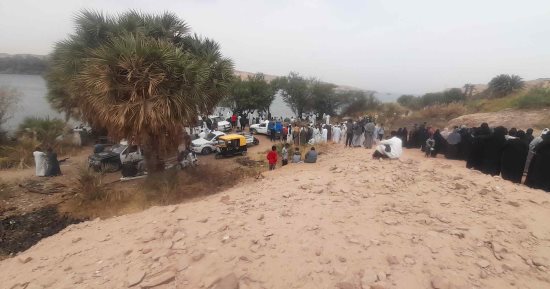 الفسحة الأخيرة.. أهالى قرية بأسوان يبحثون عن 6 غرقى بنهر النيل.. انتشال جثة طفل وفقد آخر ووالده.. شهود عيان: كانوا فى نزهة نيلية واختل بهم القارب.. والمحافظ يقرر غلق حركة الملاحة النيلية خلال الطقس السيئ
