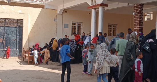 الكشف على 686 حالة بقافلة جنوب الوادي الطبية فى قرية الحبيلات الغربية