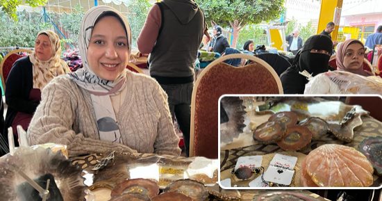 داليا أشرف محامية بدرجة فنانة.. درست الحقوق باللغة الإنجليزية وعشقت صناعة "الريزن".. تفرغت لموهبتها لإنتاج عشرات الأعمال الفنية لأغراض مختلفة.. وتروج لمنتجاتها من خلال مواقع التواصل والمعارض المفتوحة.. صور