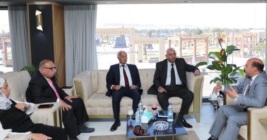 محافظ أسوان يلتقى وفد وزارة النقل لمناقشة مسار المشروع القومى للقطار السريع