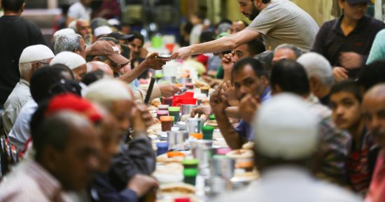 مواجهة التغيرات المناخية فى رمضان تبدأ من المطبخ.. 50% من الطعام مصيره القمامة.. 200 مليار جنيه سنويا تنفق على الأكل.. المصريون ينفقون 45% من الدخل على الغذاء.. والثقافة العربية للمأكل سلاح يهدد الكرة الأرضية