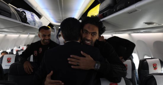 مشاهد من طائرة الأهلى.. محمد هانى بالمصحف والتليفون يشغل الشناوى والسولية